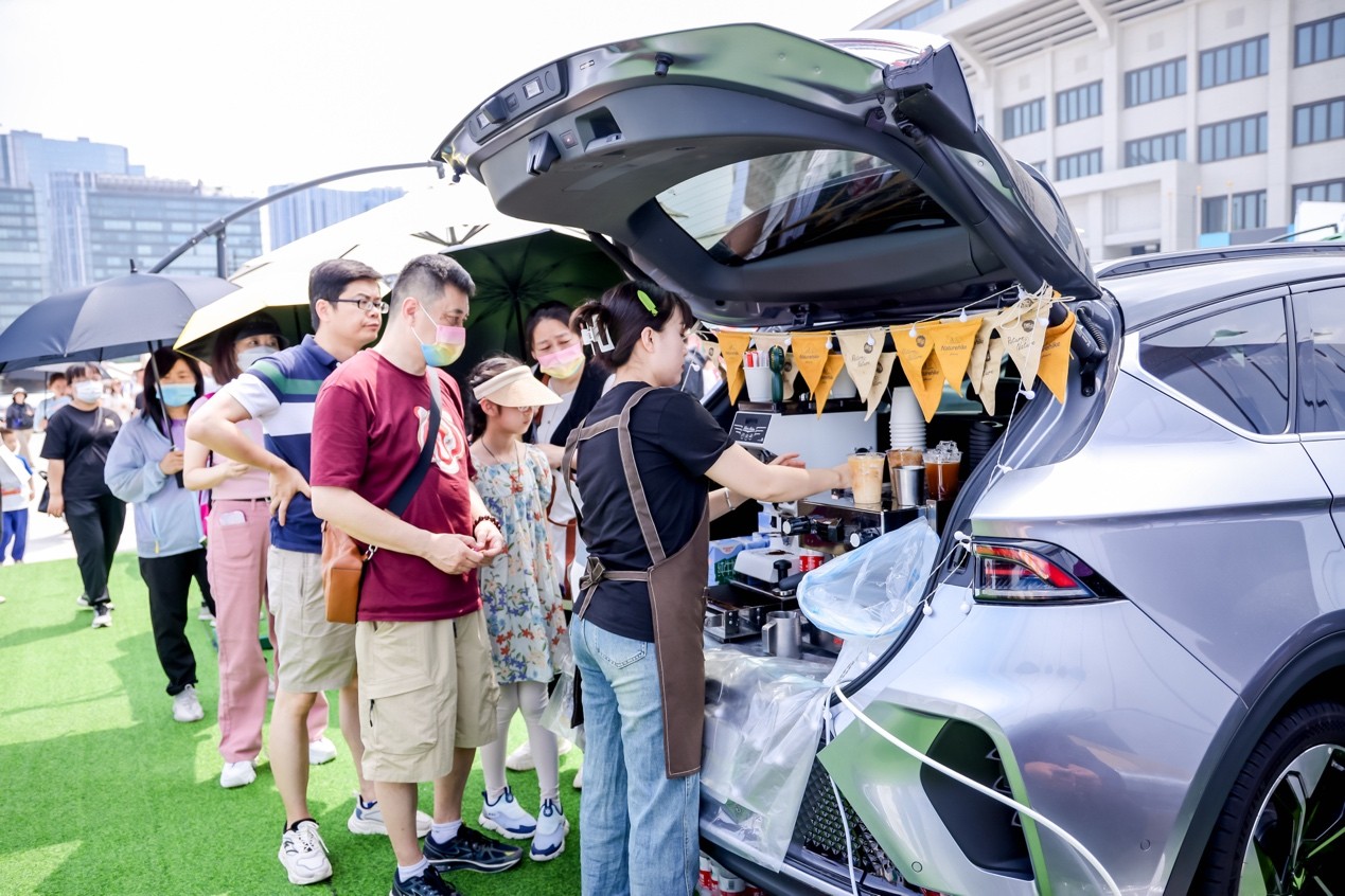 北京新能源指标放号后的首个周末，他们纷纷来看极狐